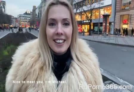 Украинская блондинка платит сексом за проживание в квартире